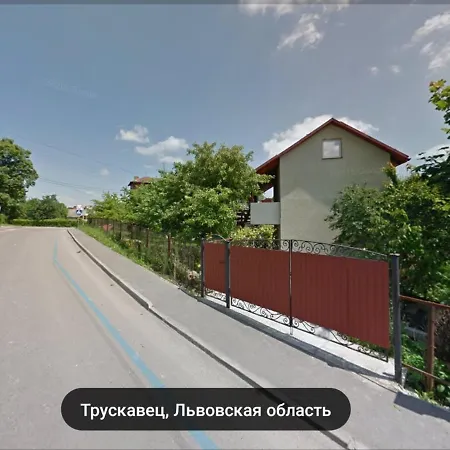 двохповерховий будинок з двома апартаментами