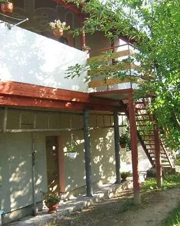 двохповерховий будинок з двома апартаментами