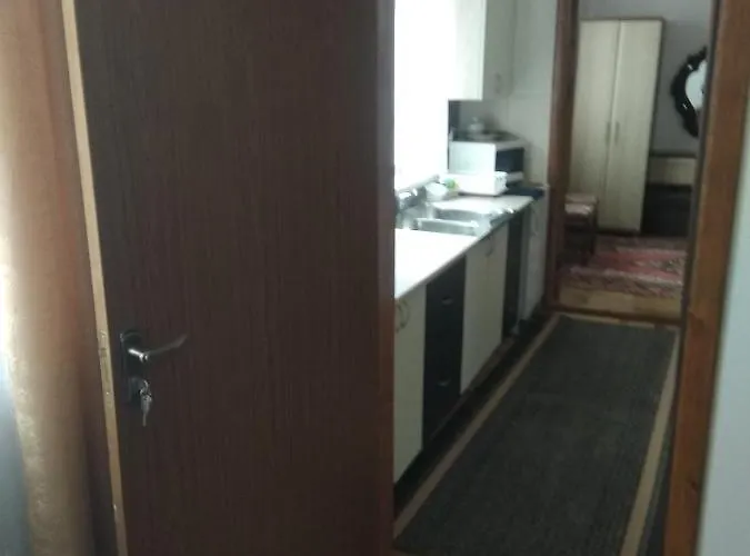 двохповерховий будинок з двома апартаментами *