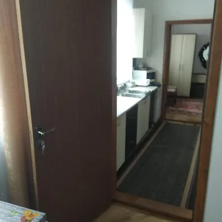 двохповерховий будинок з двома апартаментами *